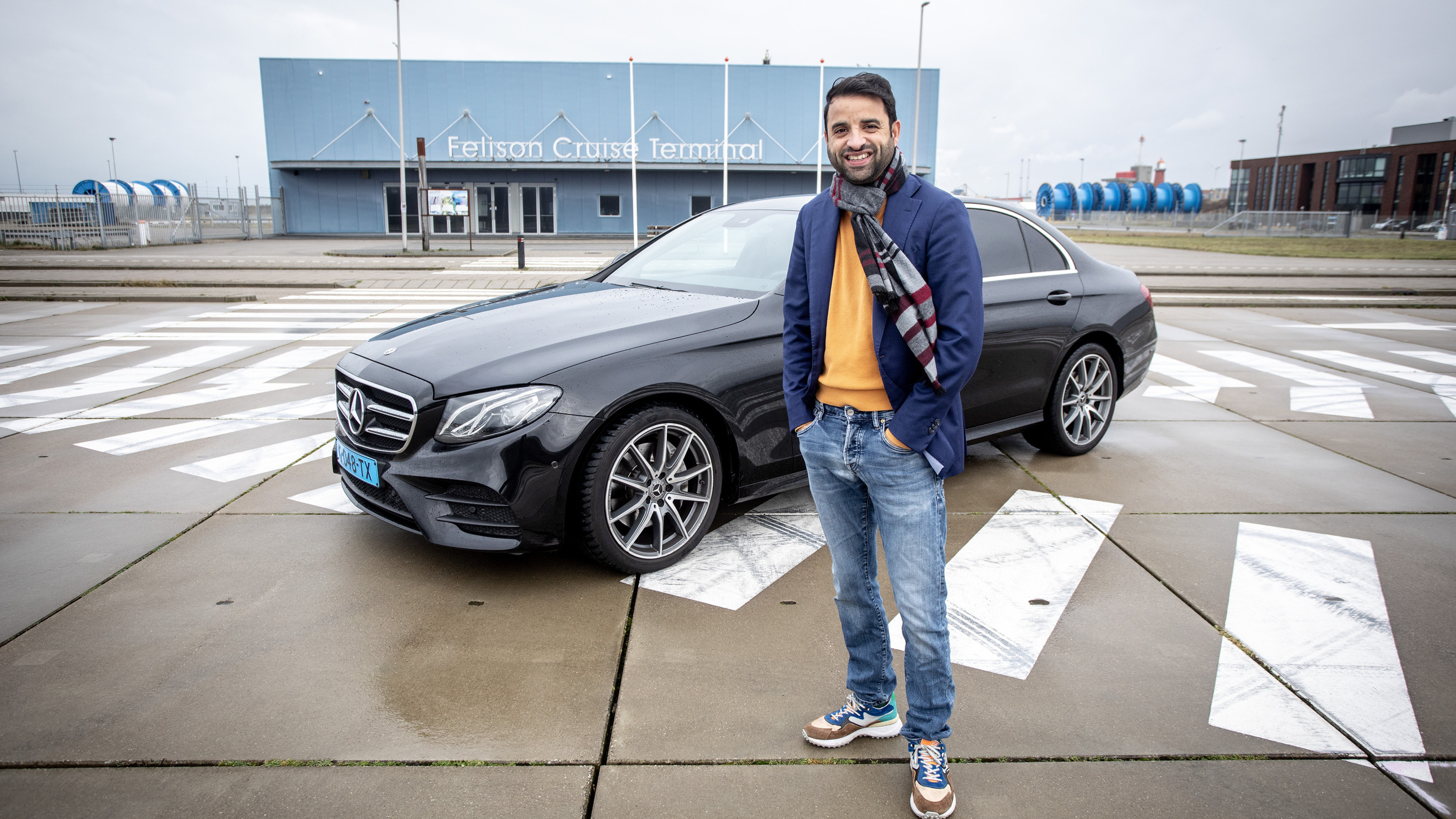 Henk van der Valk ziet soms schreeuwende taxichauffeurs op de kade staan. ,,Dat is toch geen reclame voor IJmuiden?”