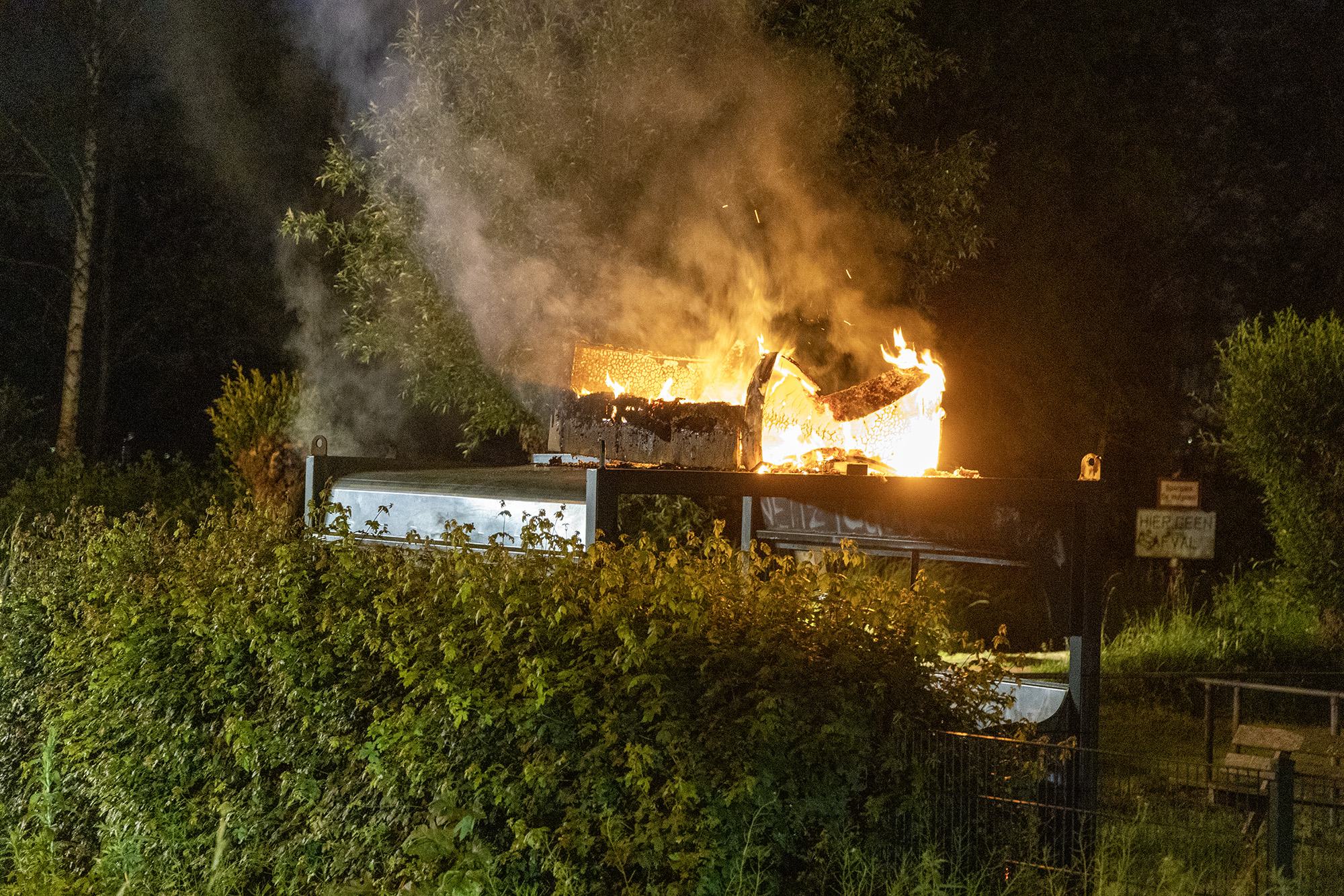 Brand op hangplek in Velserbroek, brandstichting niet uitgesloten