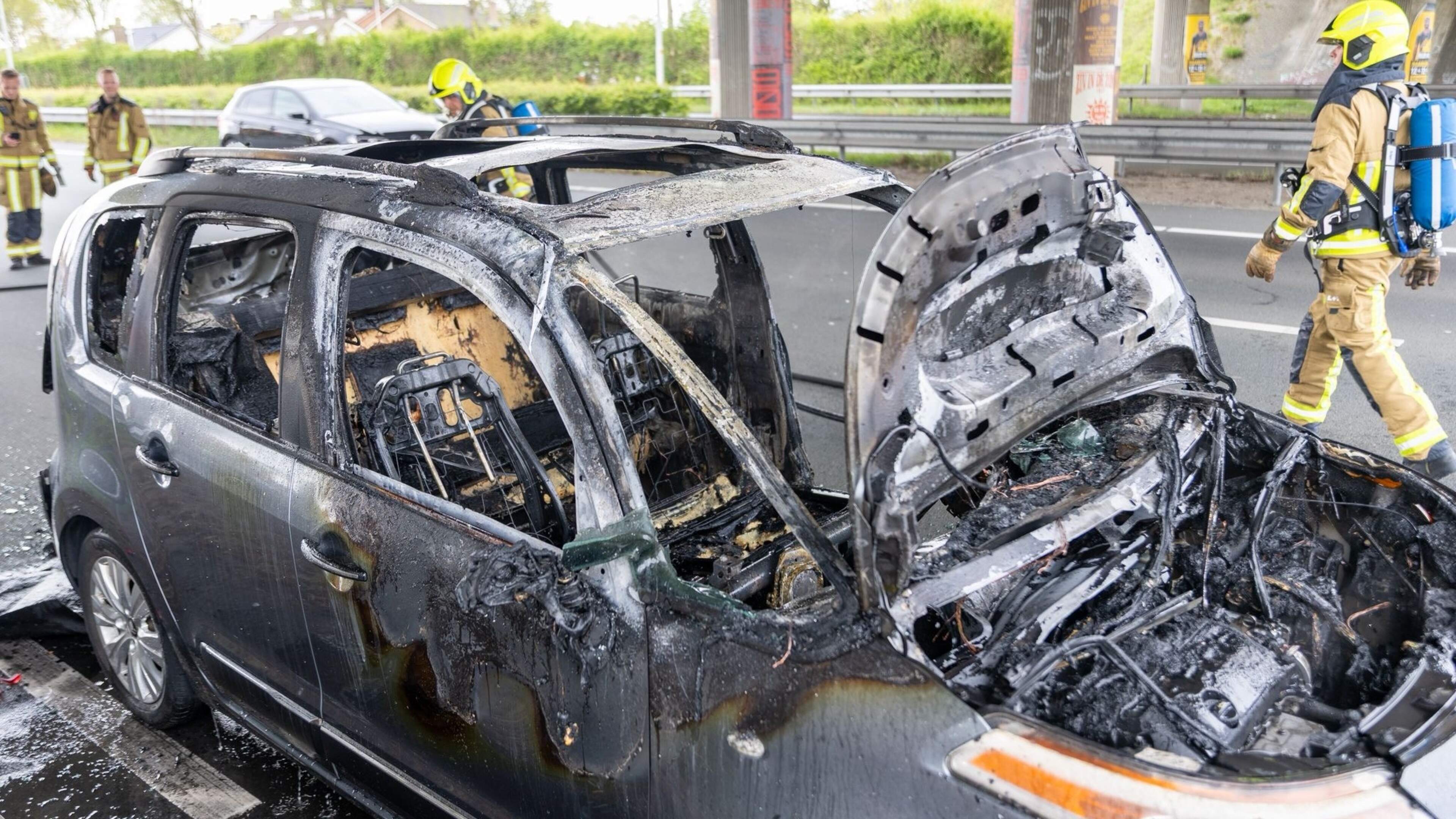 Car catches fire on N208 near Velserbroek, road partially closed