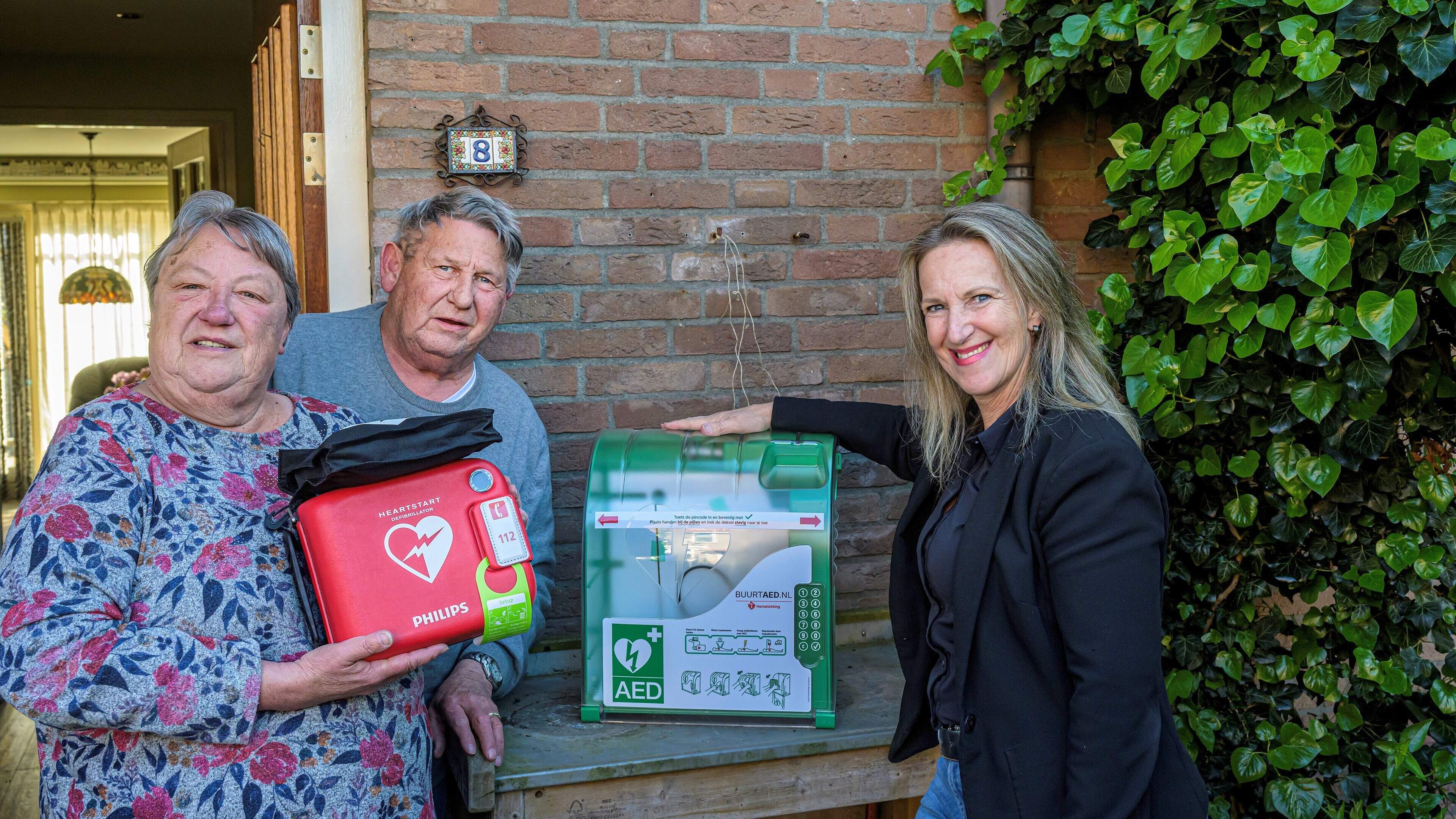 Aaltje and Elias raise enough money for an AED in their street with help from neighbor Paulien: 'We are moved that we succeeded'
