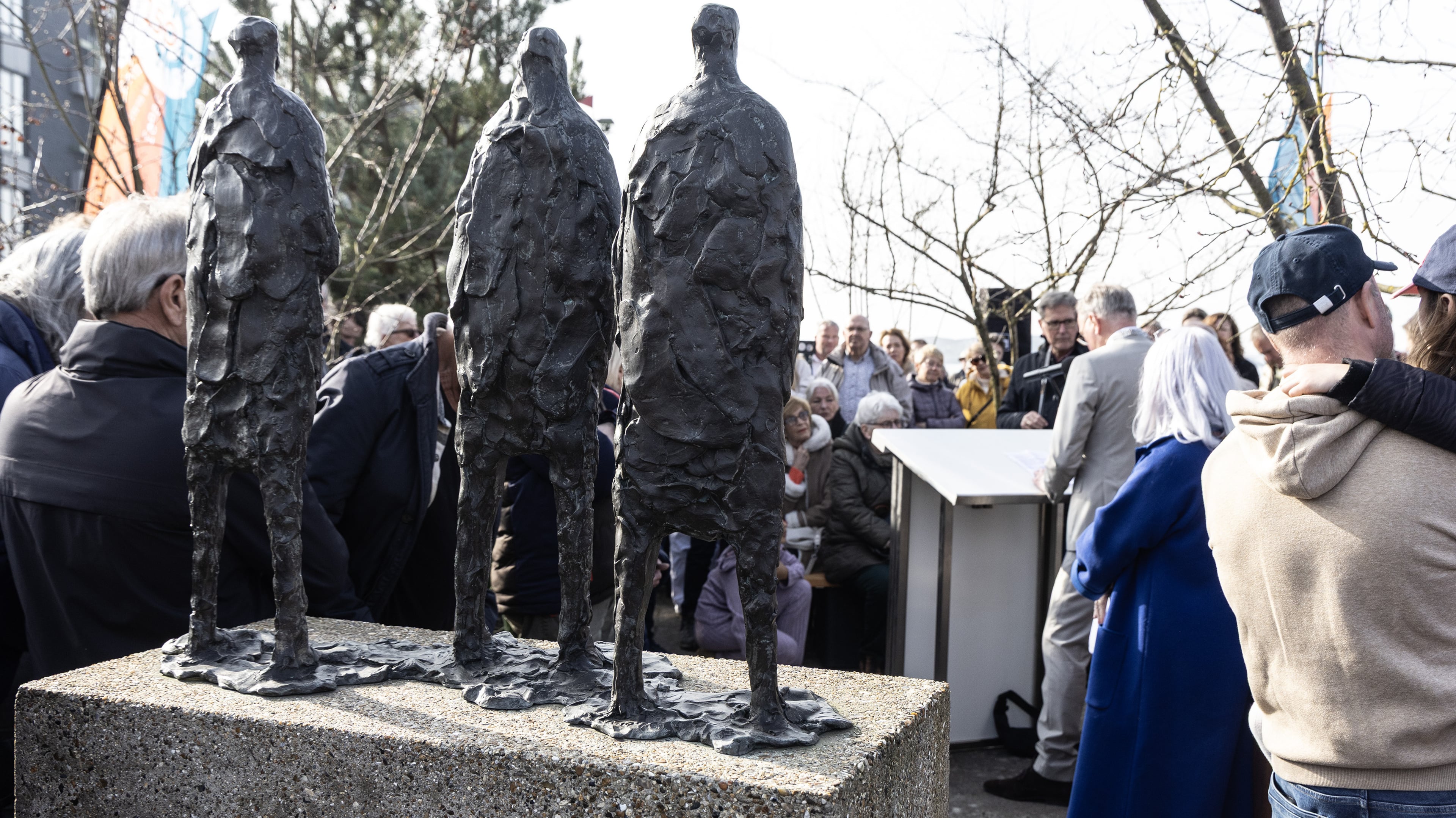 The Canal Diggers statue officially unveiled at the small lock: ‘Here they are visible and it was about time too’