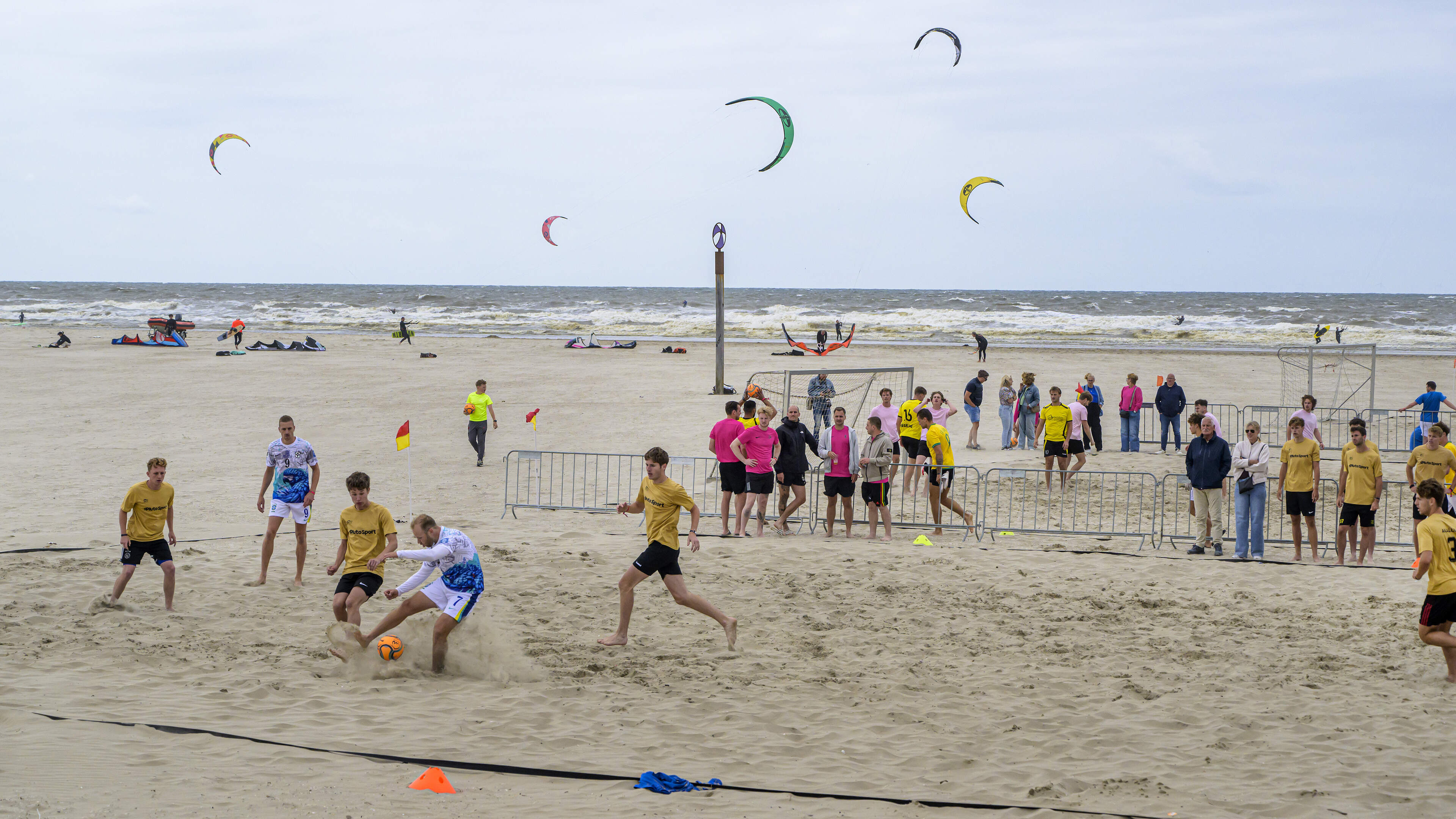 Stop and search should also be allowed on IJmuiden beach