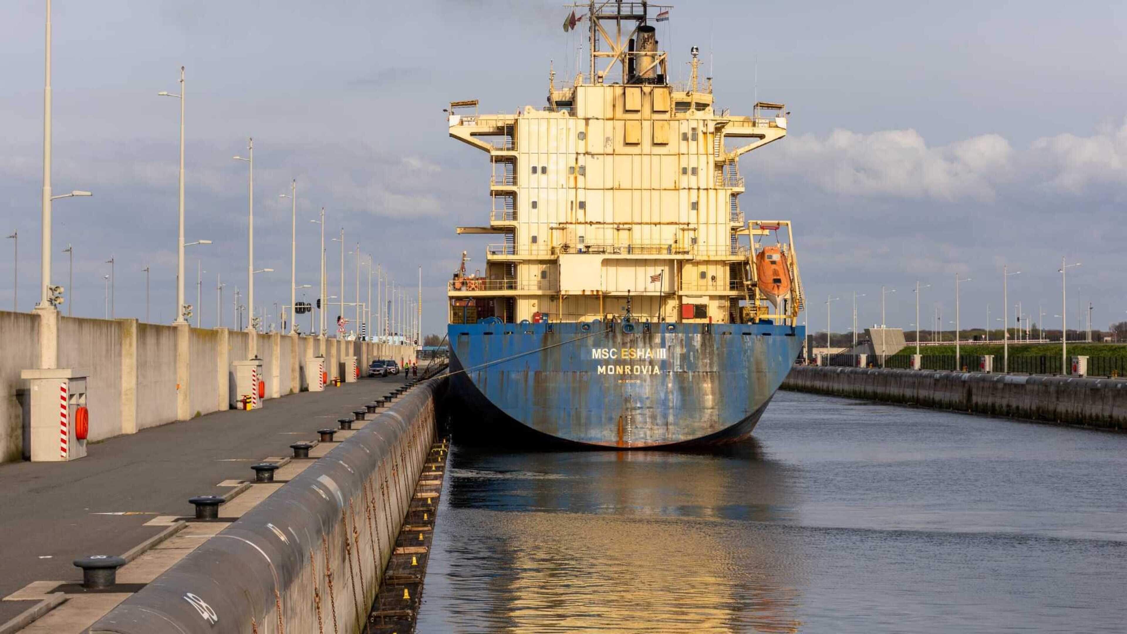 Four people taken off ship in IJmuiden