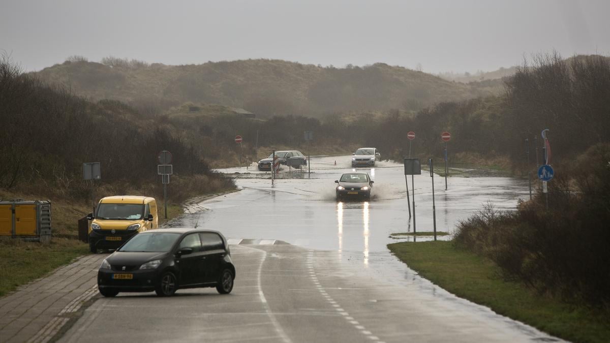 Wie is er verantwoordelijk voor het hoge grondwater?' Veel vragen van Velsense inwoners, weinig oplossingen | IJmuider Courant