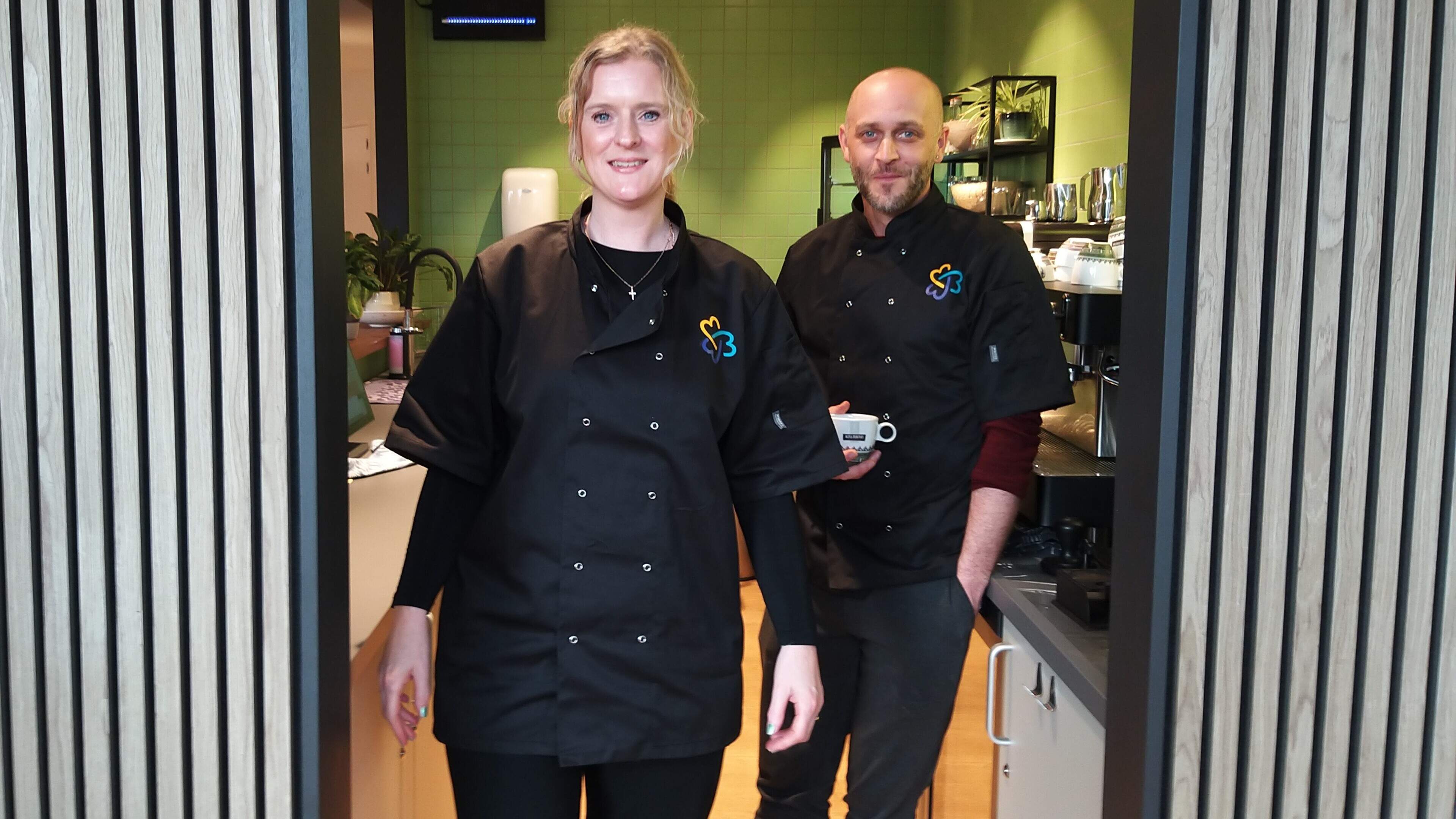 Natascha als een vis in het water bij het Sociaal Café in Velserbroek. ‘Het was even wennen, want ik