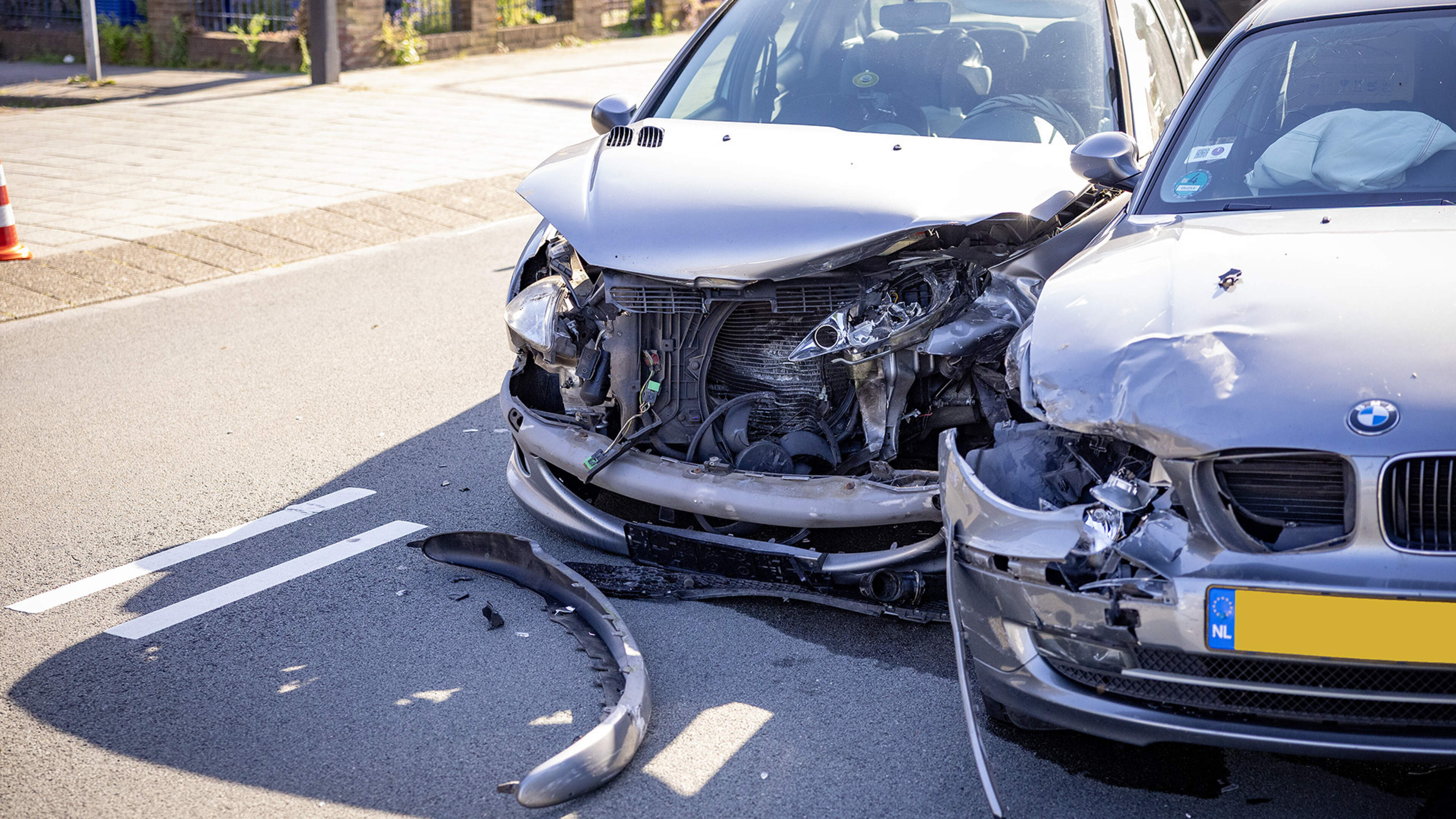 Major damage in collision on IJmuiderstraatweg in IJmuiden