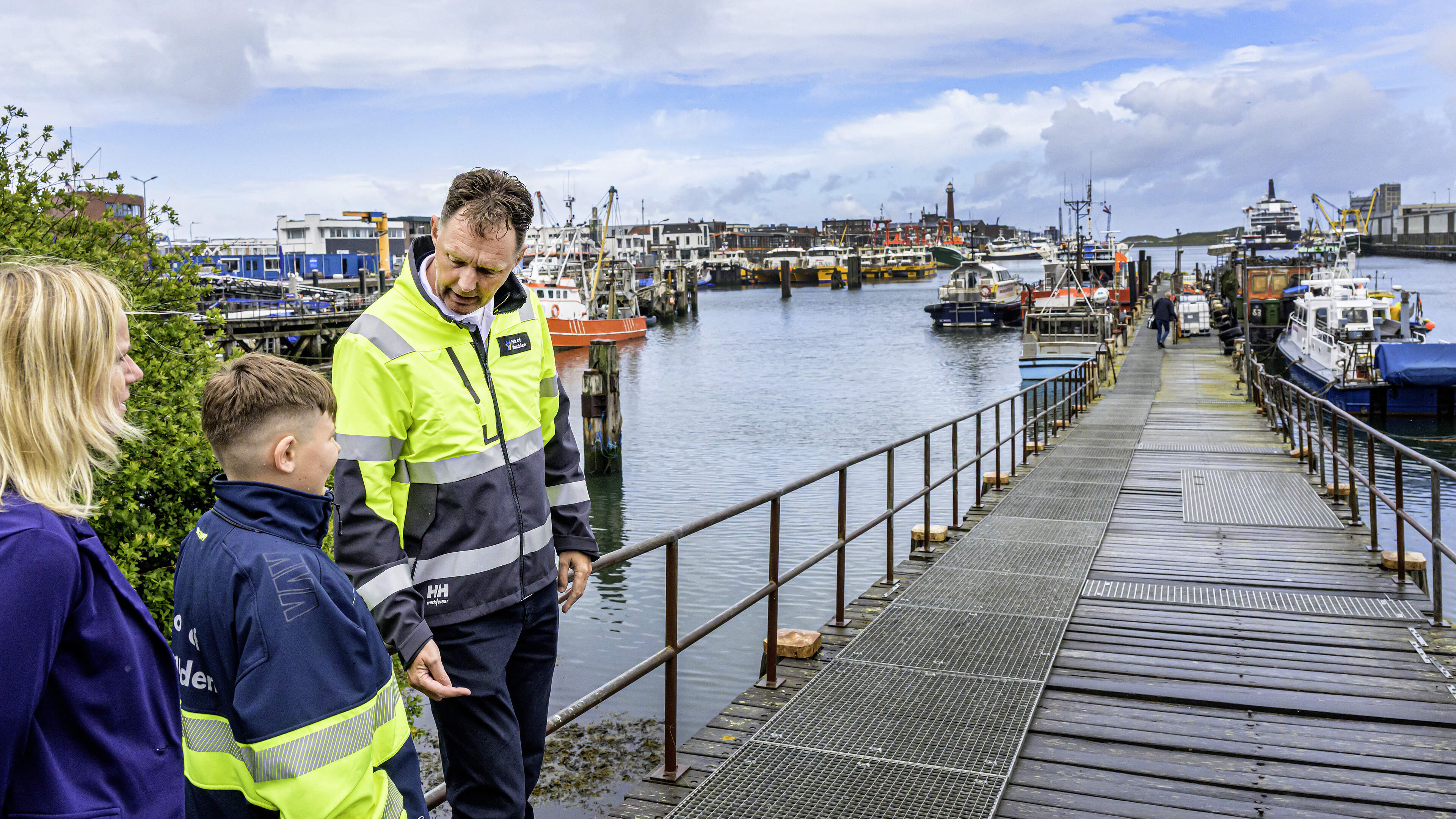 Eighth-graders Emin and Mustafa are boss of Port of IJmuiden for a day: 'Until now I was only the boss of my own room'
