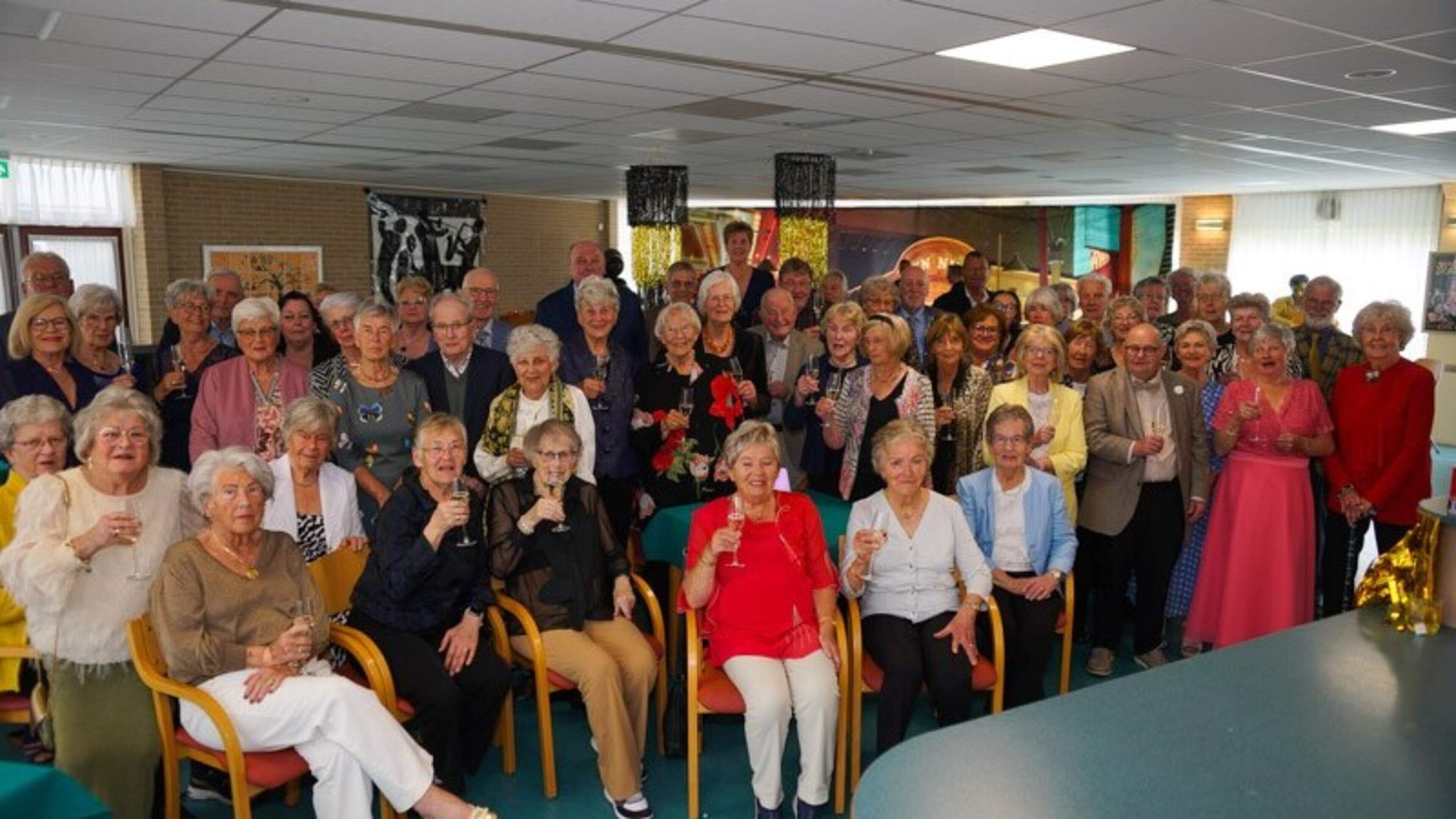 Anniversary bridge club BC Het Hart van Santpoort celebrates in style with Las Vegas party. ‘Everyone was watching closely as he opened his box of tricks’