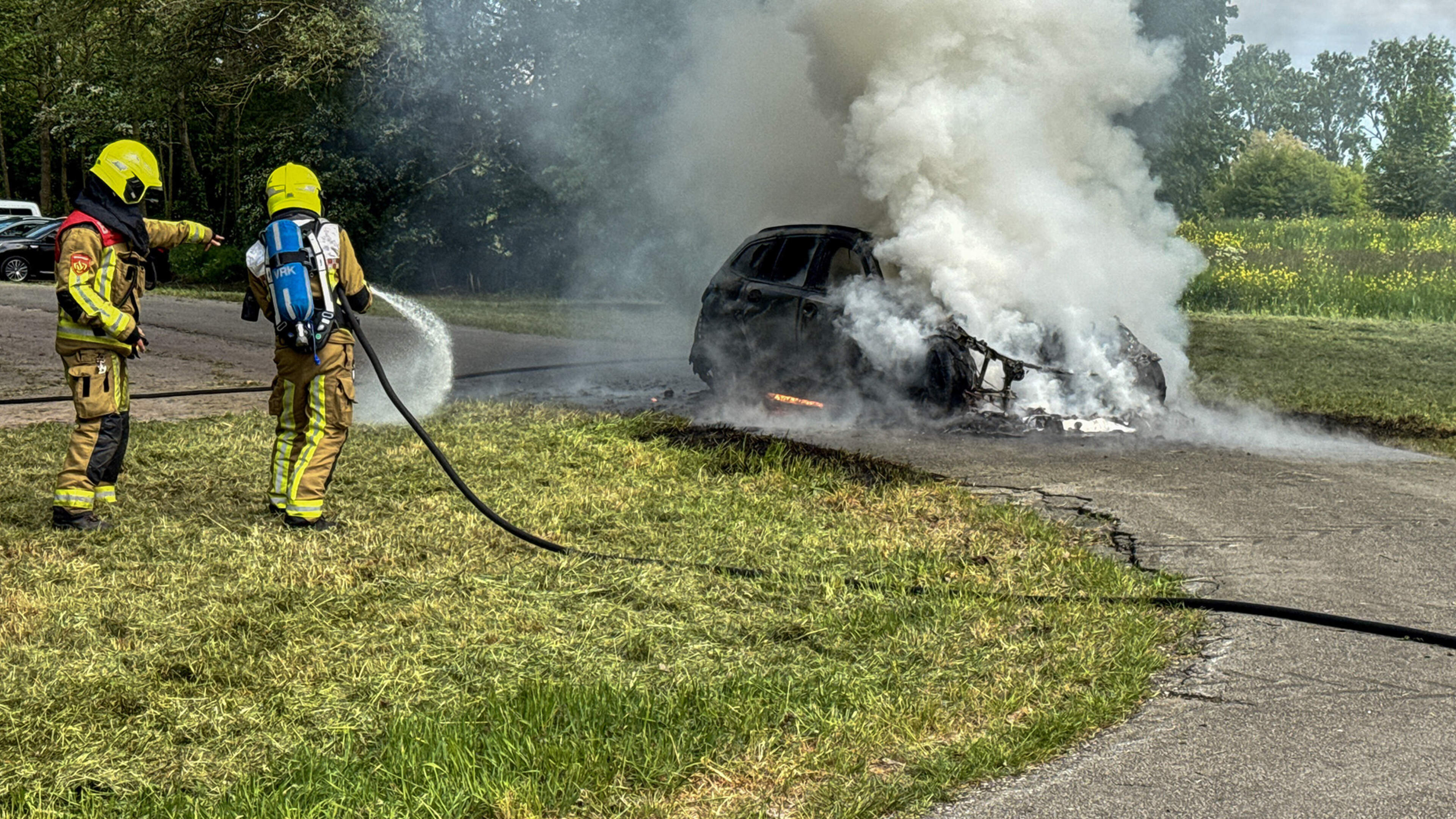 Car completely destroyed by fire in Velsen-Zuid parking lot