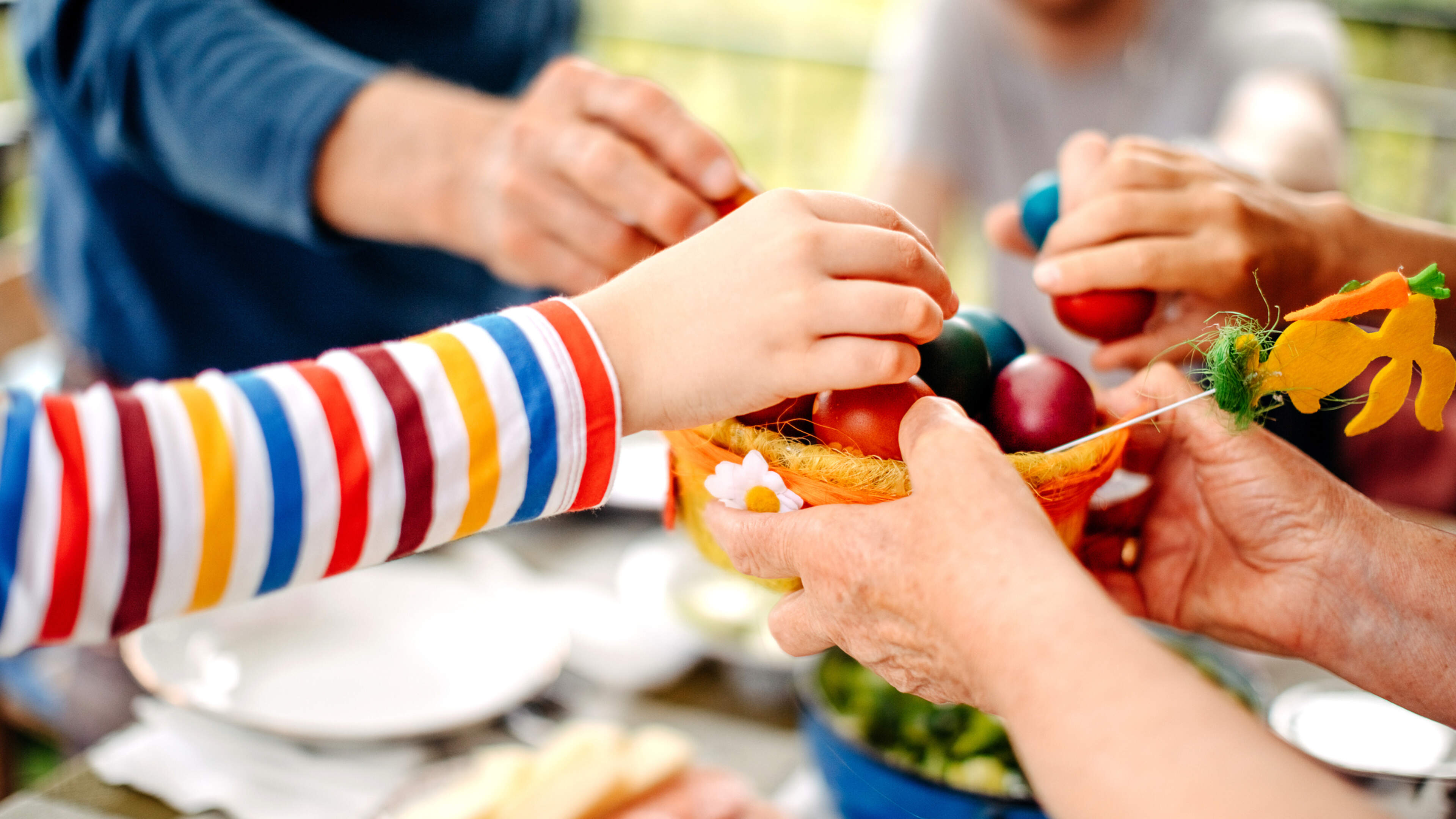 Minima Velsen collects croissants, Easter eggs and sandwich fillings to provide families with a nice Easter lunch